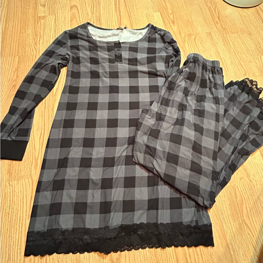 Charlie Paige two piece sleepwear Buffalo plaid small/medium